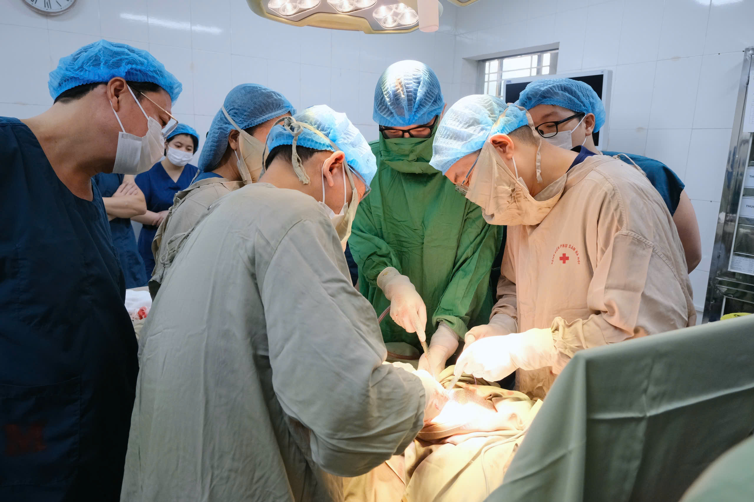 Bóc tách khối u 18cm, bảo tồn thiên chức làm mẹ cho sản phụ ung thư - ảnh 3