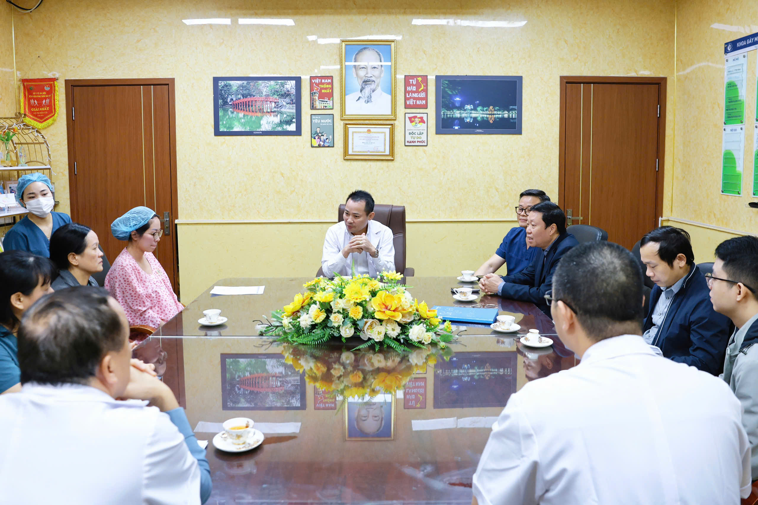 Bóc tách khối u 18cm, bảo tồn thiên chức làm mẹ cho sản phụ ung thư - ảnh 1