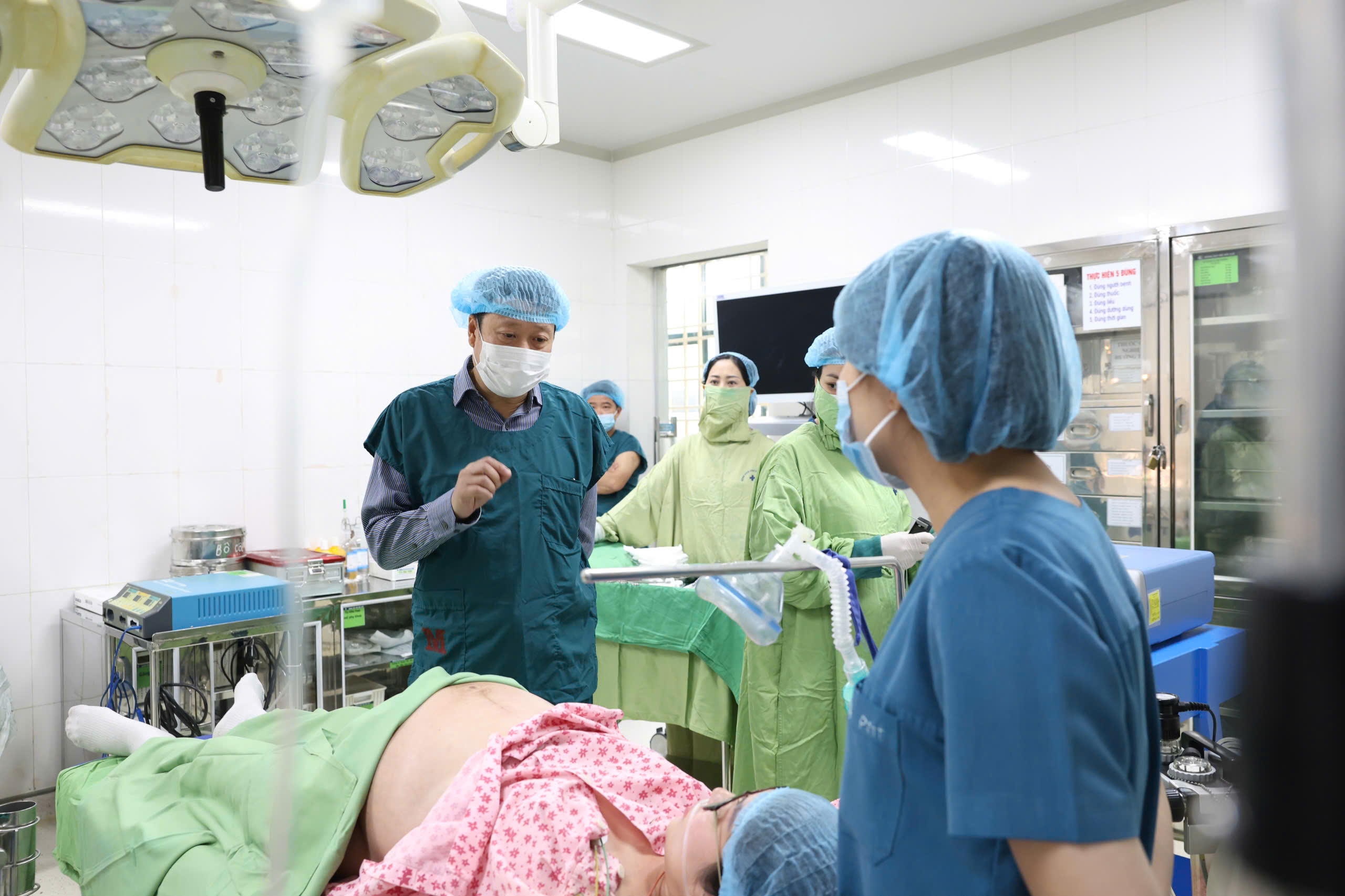 Bóc tách khối u 18cm, bảo tồn thiên chức làm mẹ cho sản phụ ung thư - ảnh 2