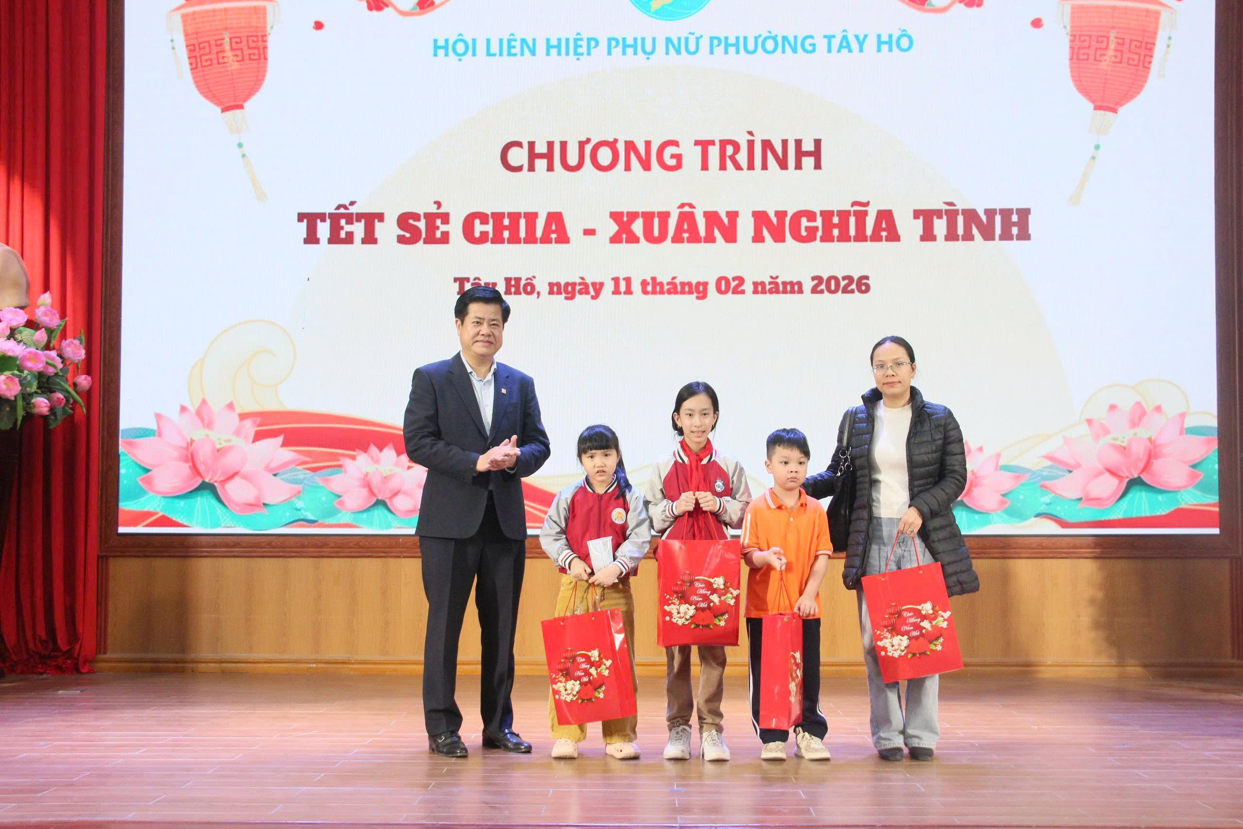 Phụ nữ phường Tây Hồ: Tiên phong chuyển đổi số và lan tỏa yêu thương dịp Tết Bính Ngọ - ảnh 4