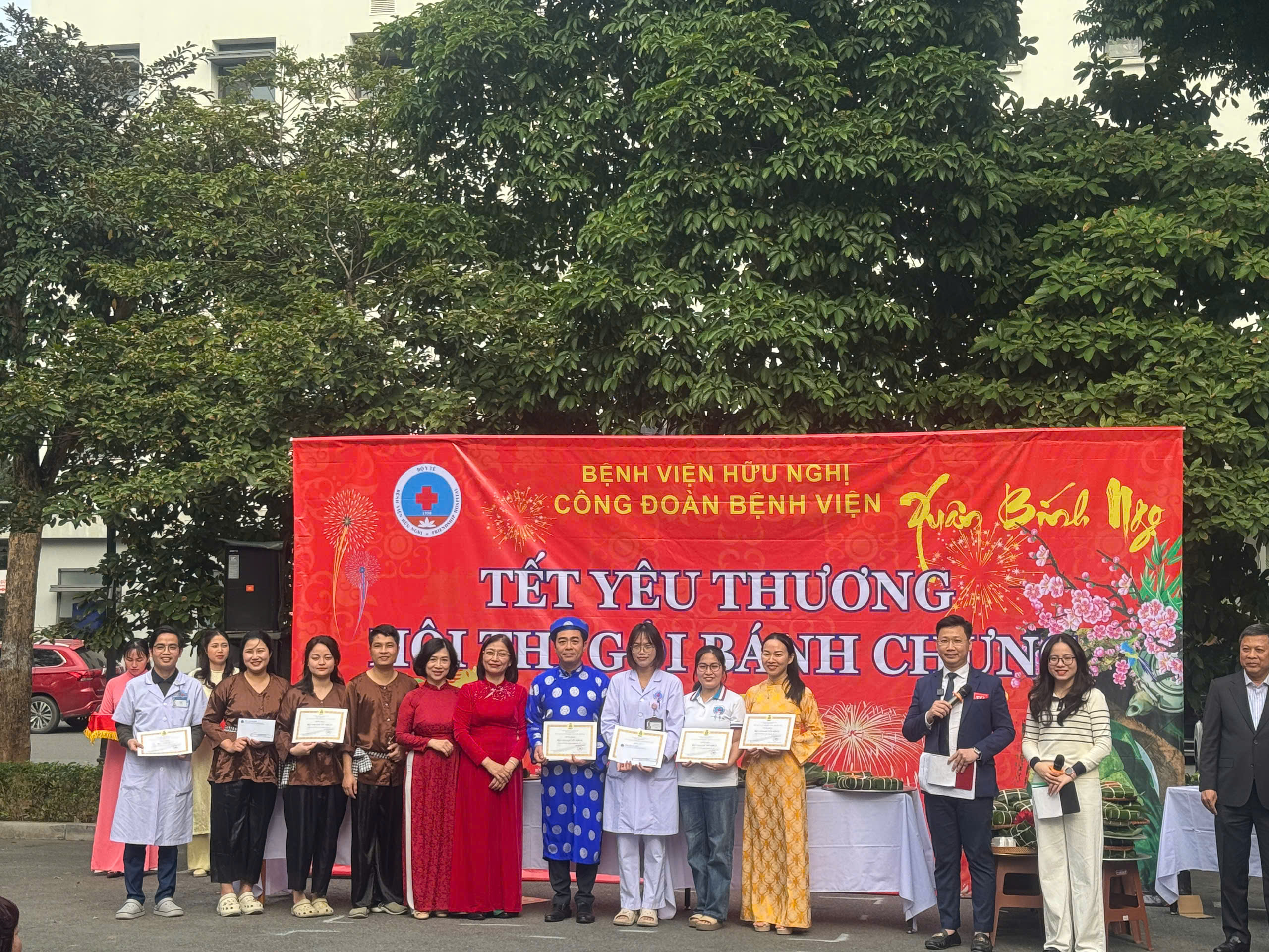 Bệnh viện Hữu Nghị: Gói bánh chưng xanh, trao gửi hy vọng ngày Xuân - ảnh 1