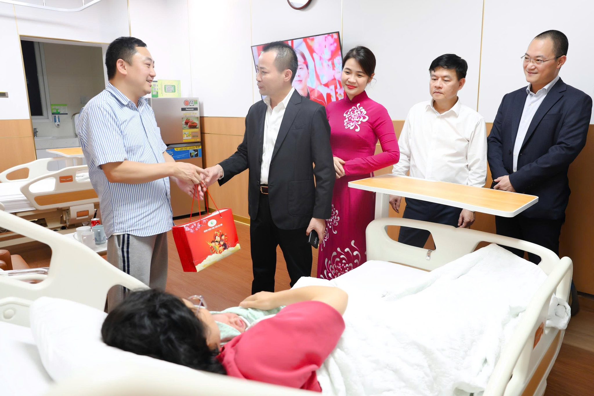 Đón em bé đầu tiên sau thời khắc Giao thừa Xuân Bính Ngọ 2026 tại Bệnh viện Phụ sản Hà Nội - ảnh 2