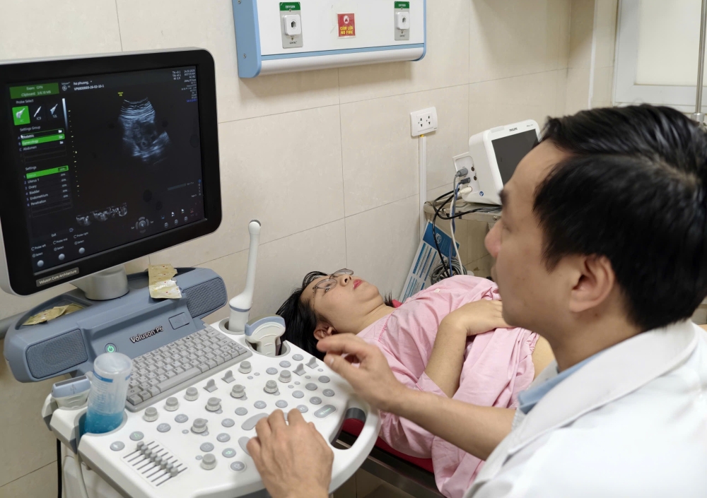 BV Phụ sản Hà Nội: Cấp cứu kịp thời trường hợp song thai trong và ngoài tử cung hiếm gặp - ảnh 1