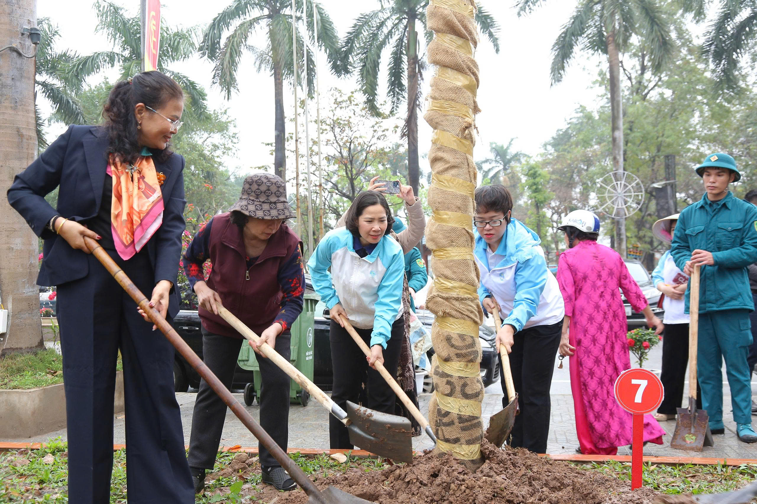 Tết trồng cây “Đời đời nhớ ơn Bác Hồ” tại Công viên Võ Thị Sáu - ảnh 13