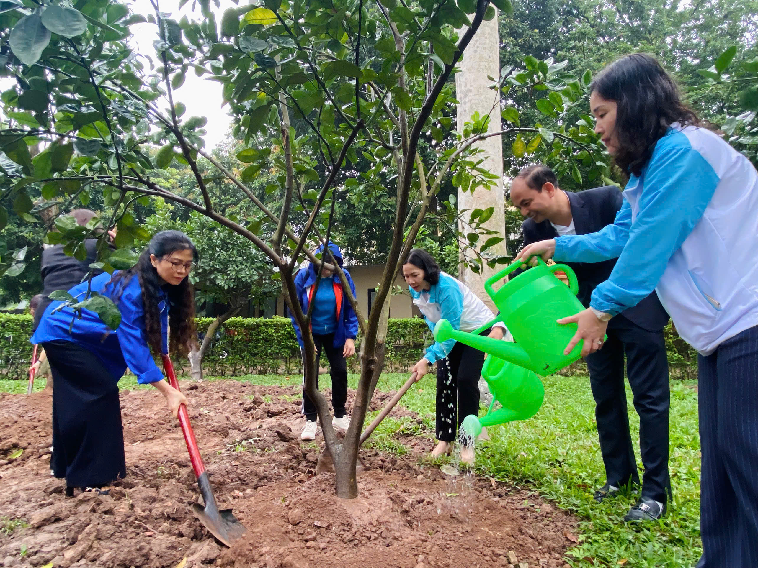 Hội LHPN phường Tây Hồ báo công dâng Bác, hưởng ứng Tết trồng cây “Phụ nữ Tây Hồ đời đời nhớ ơn Bác Hồ” - ảnh 9