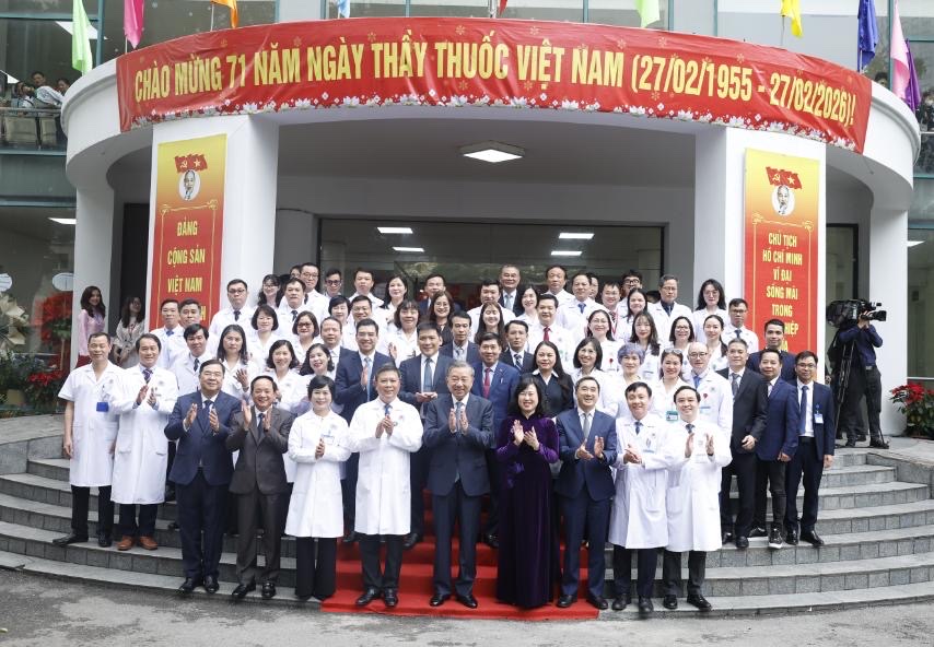 Tổng Bí thư Tô Lâm thăm, chúc mừng Bệnh viện Hữu Nghị: Lấy người bệnh làm trung tâm, lấy nhân ái làm cốt lõi - ảnh 4