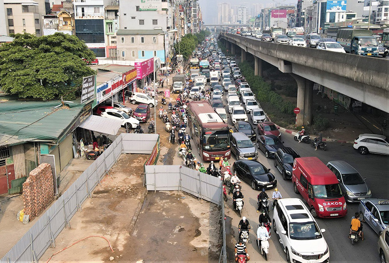 Yêu cầu nhanh chóng khắc phục ùn tắc trên đường Nguyễn Xiển - ảnh 1