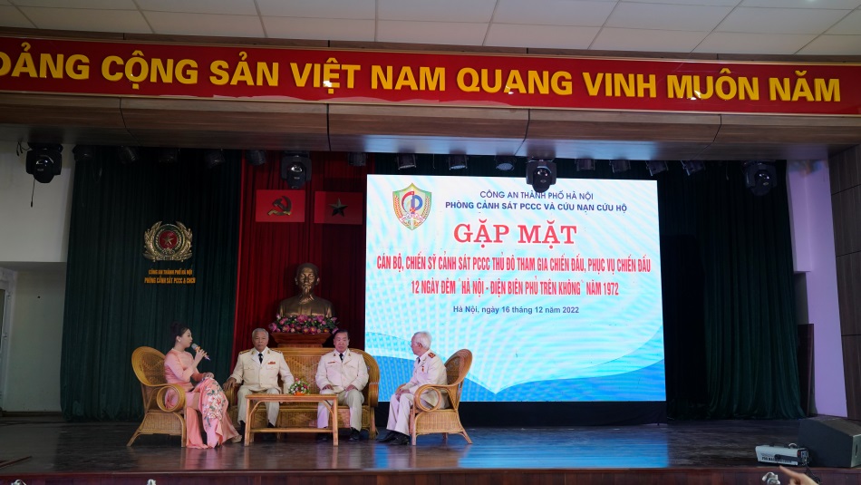 Gặp mặt cán bộ, chiến sĩ PCCC nhân kỷ niệm 50 năm Chiến thắng Hà Nội - Điện Biên Phủ trên không - ảnh 2