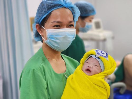 Những em bé “tuổi mèo” đầu tiên chào đời trong thời khắc giao thừa - ảnh 3