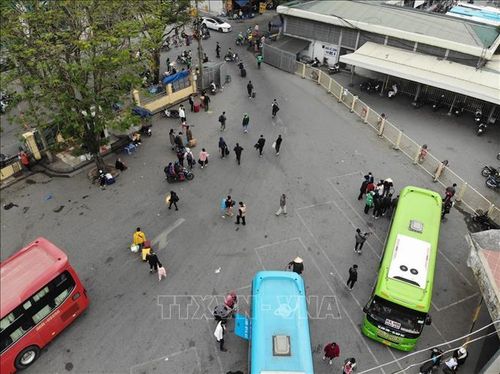 Đông đúc cảnh người dân trở lại Hà Nội sau kỳ nghỉ Tết Nguyên đán - ảnh 1