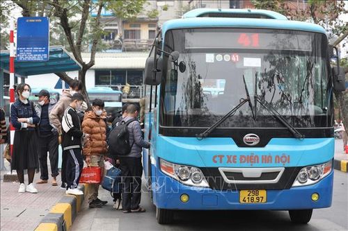 Đông đúc cảnh người dân trở lại Hà Nội sau kỳ nghỉ Tết Nguyên đán - ảnh 7
