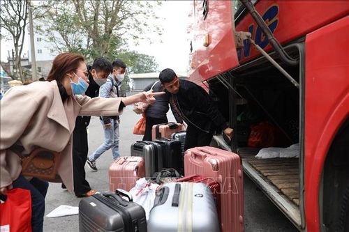 Đông đúc cảnh người dân trở lại Hà Nội sau kỳ nghỉ Tết Nguyên đán - ảnh 3