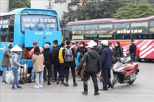 Đông đúc cảnh người dân trở lại Hà Nội sau kỳ nghỉ Tết Nguyên đán - ảnh 2
