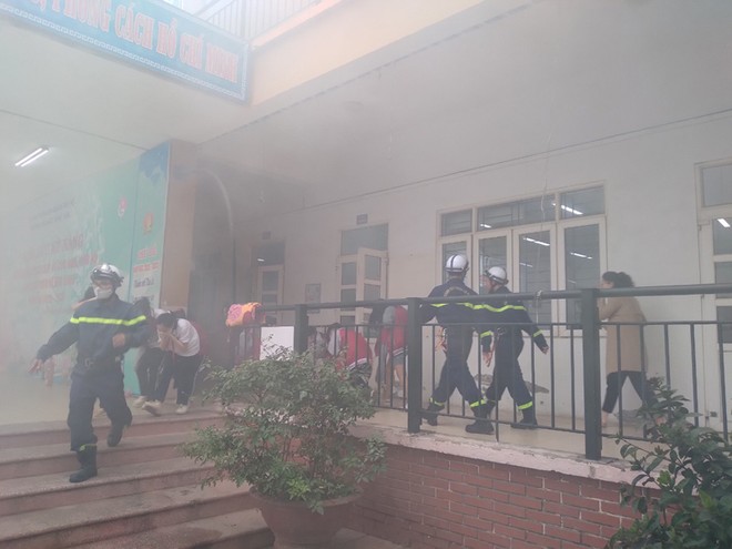 500 thầy trò Trường tiểu học Nhật Tân diễn tập phương án chữa cháy và cứu nạn, cứu hộ - ảnh 1