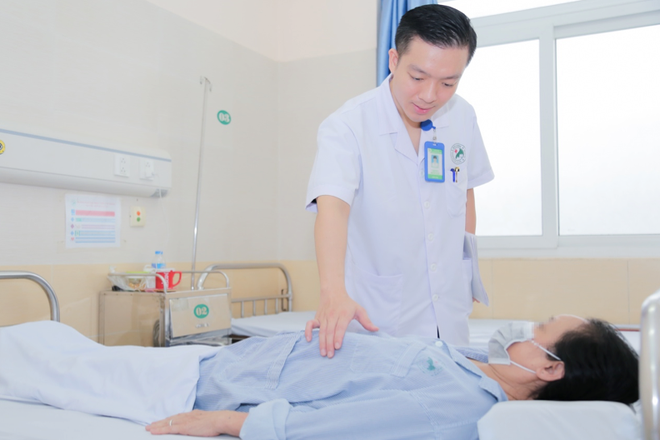 Thêm một phụ nữ nhập viện vì nâng ngực bằng công nghệ không đụng dao kéo - ảnh 1