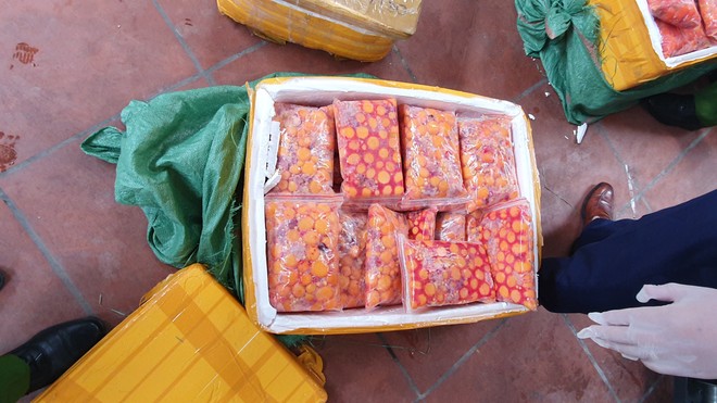 Hà Nội: Phát hiện gần 1 tấn trứng non gia cầm và nầm động vật bốc mùi - ảnh 3