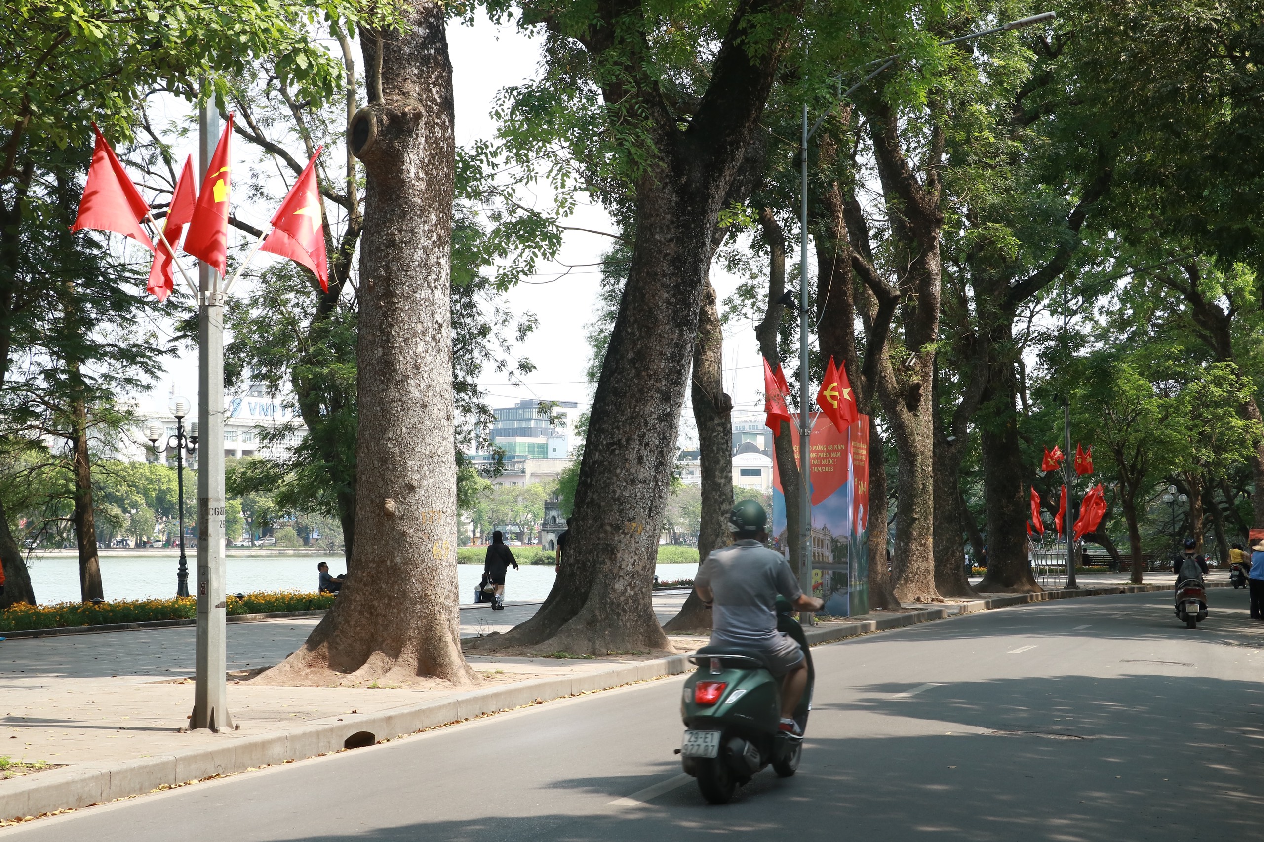 Đường phố Hà Nội trang hoàng cờ hoa chào mừng ngày lễ 30/4 – 1/5 - ảnh 1