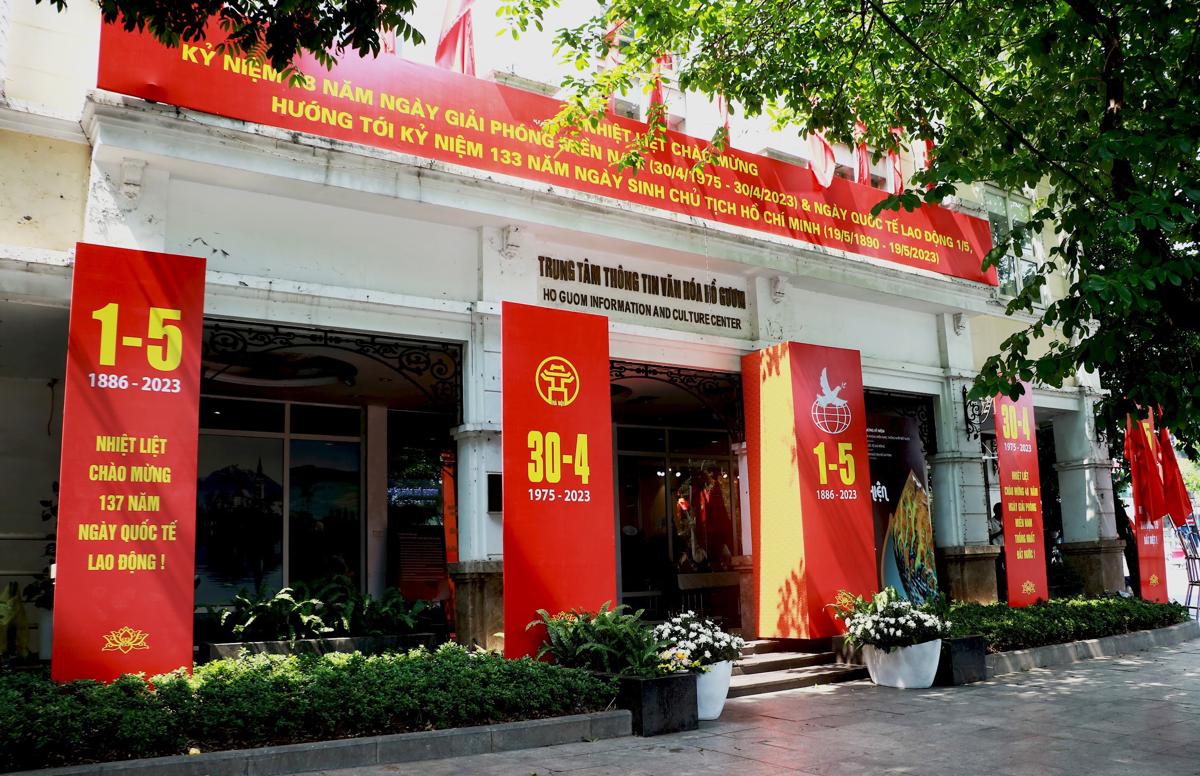 Đường phố Hà Nội trang hoàng cờ hoa chào mừng ngày lễ 30/4 – 1/5 - ảnh 10