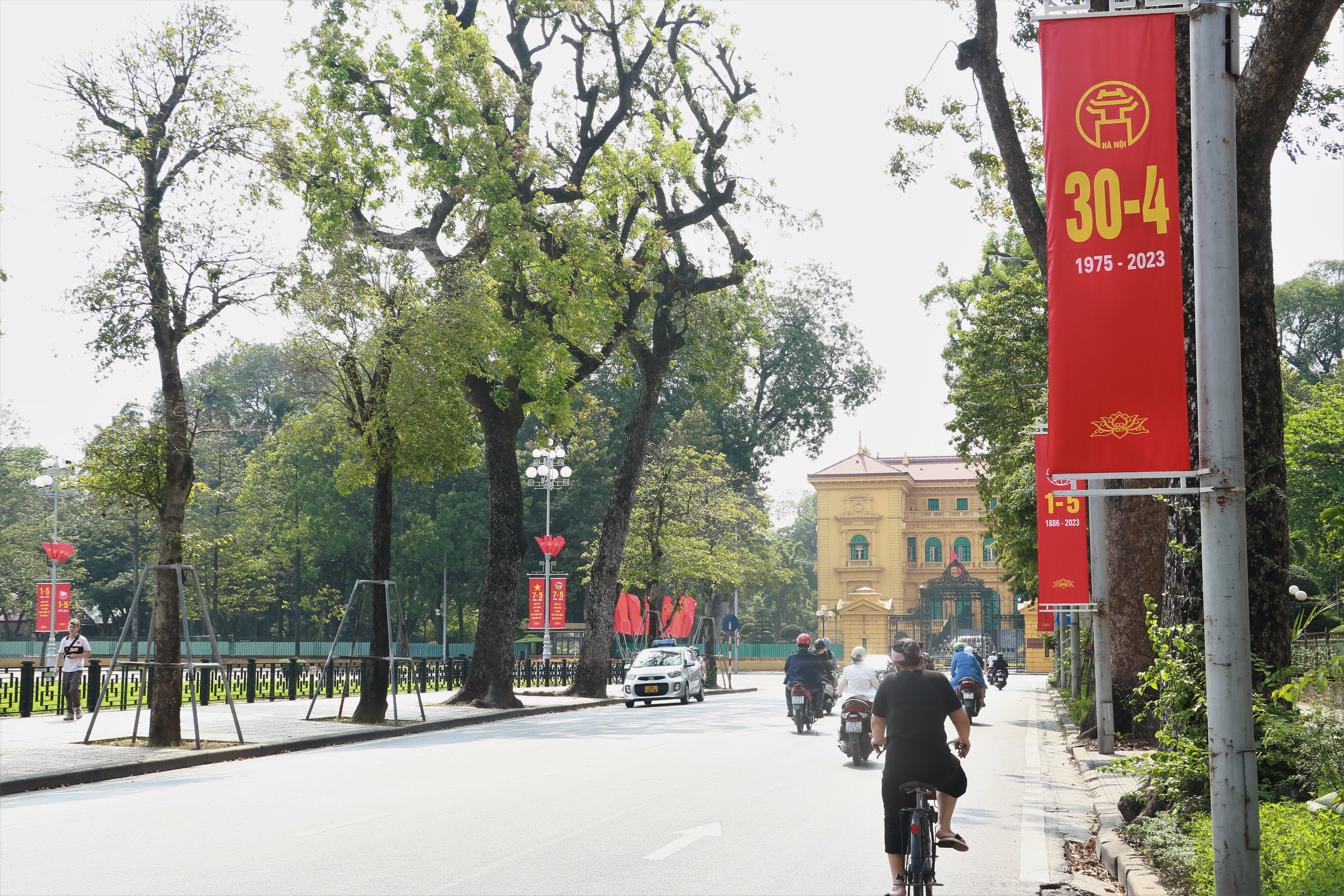Đường phố Hà Nội trang hoàng cờ hoa chào mừng ngày lễ 30/4 – 1/5 - ảnh 3