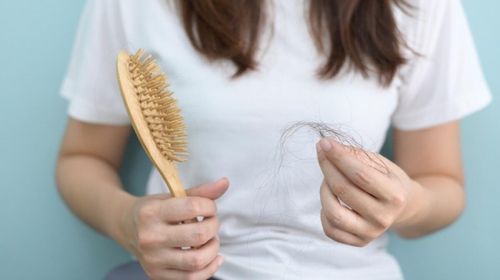 Khắc phục ám ảnh rụng tóc sau sinh - ảnh 1