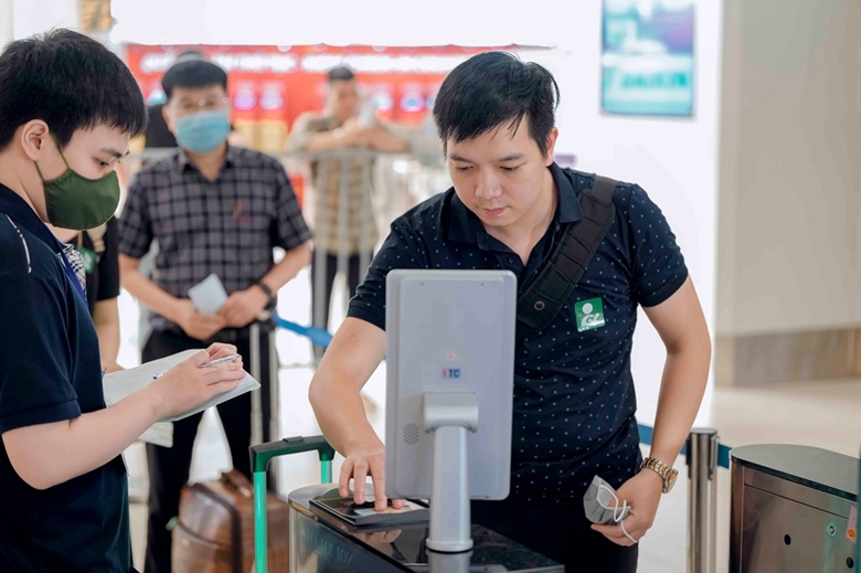 Người dân có thể dùng tài khoản định danh điện tử làm thủ tục lên máy bay - ảnh 1