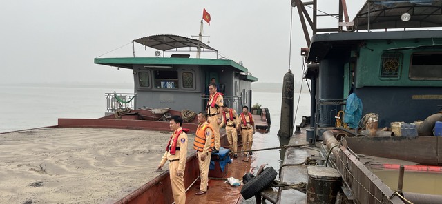 Cảnh sát giao thông bắt quả tang tàu hút cát trái phép trên sông Hồng - ảnh 1