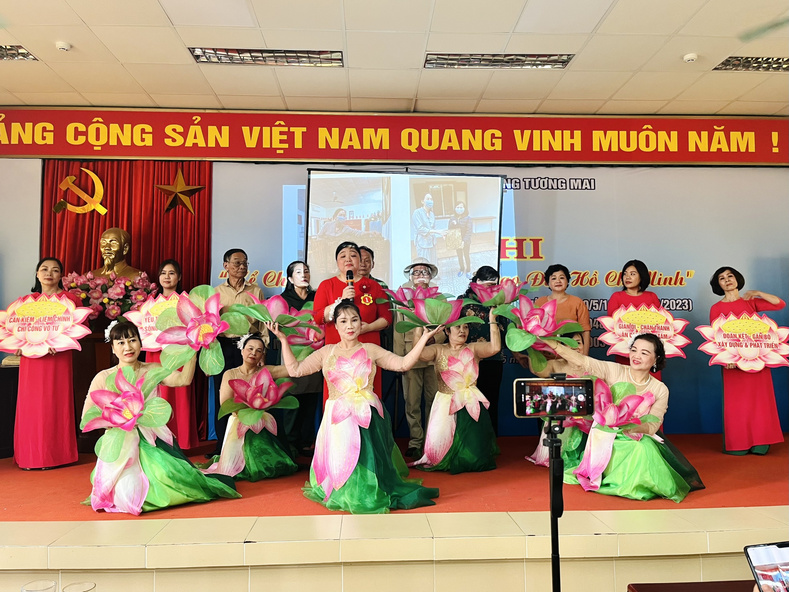 Xúc động Hội thi “Kể chuyện về tấm gương đạo đức Hồ Chí Minh“ - ảnh 12