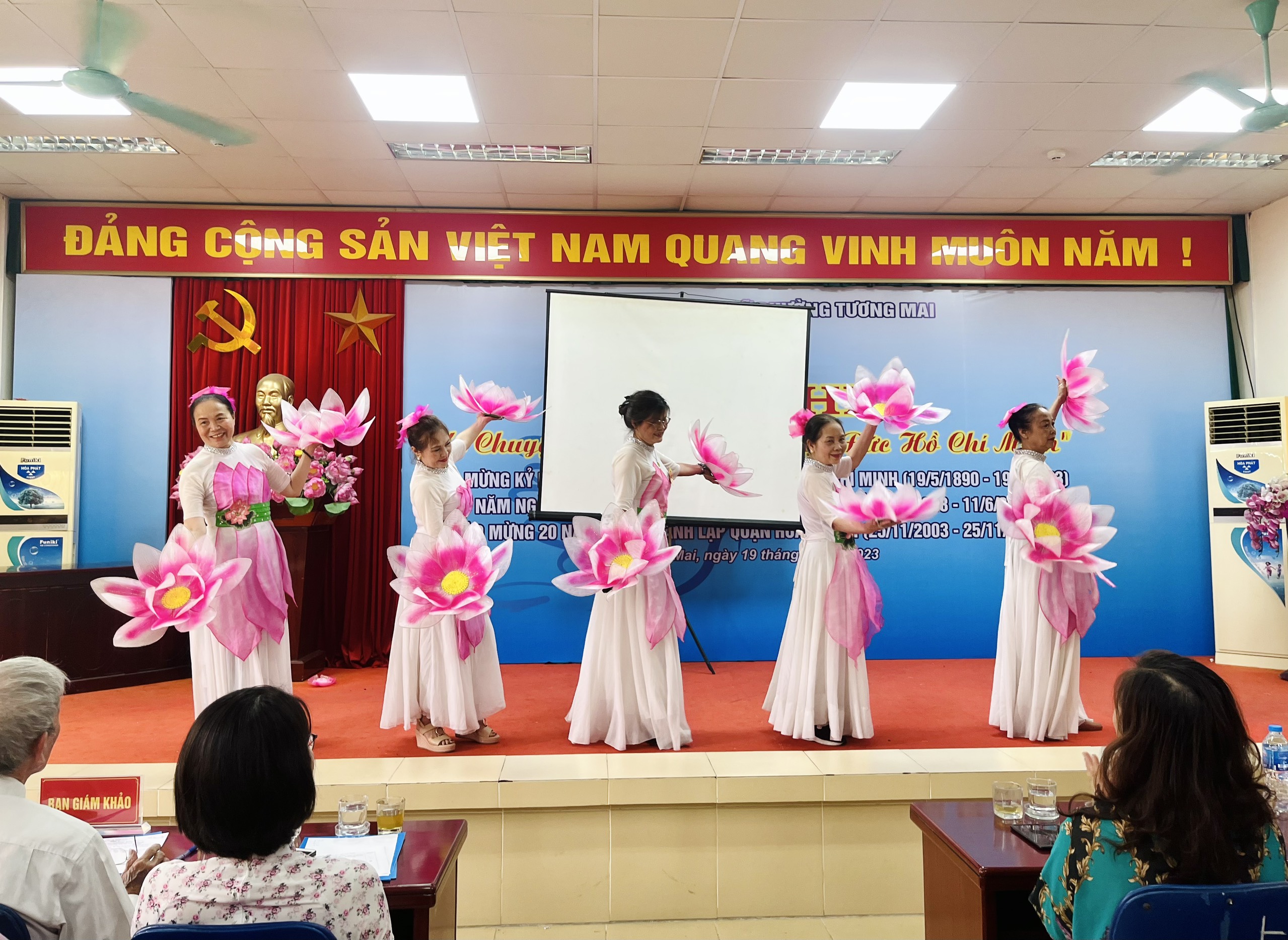 Xúc động Hội thi “Kể chuyện về tấm gương đạo đức Hồ Chí Minh“ - ảnh 16