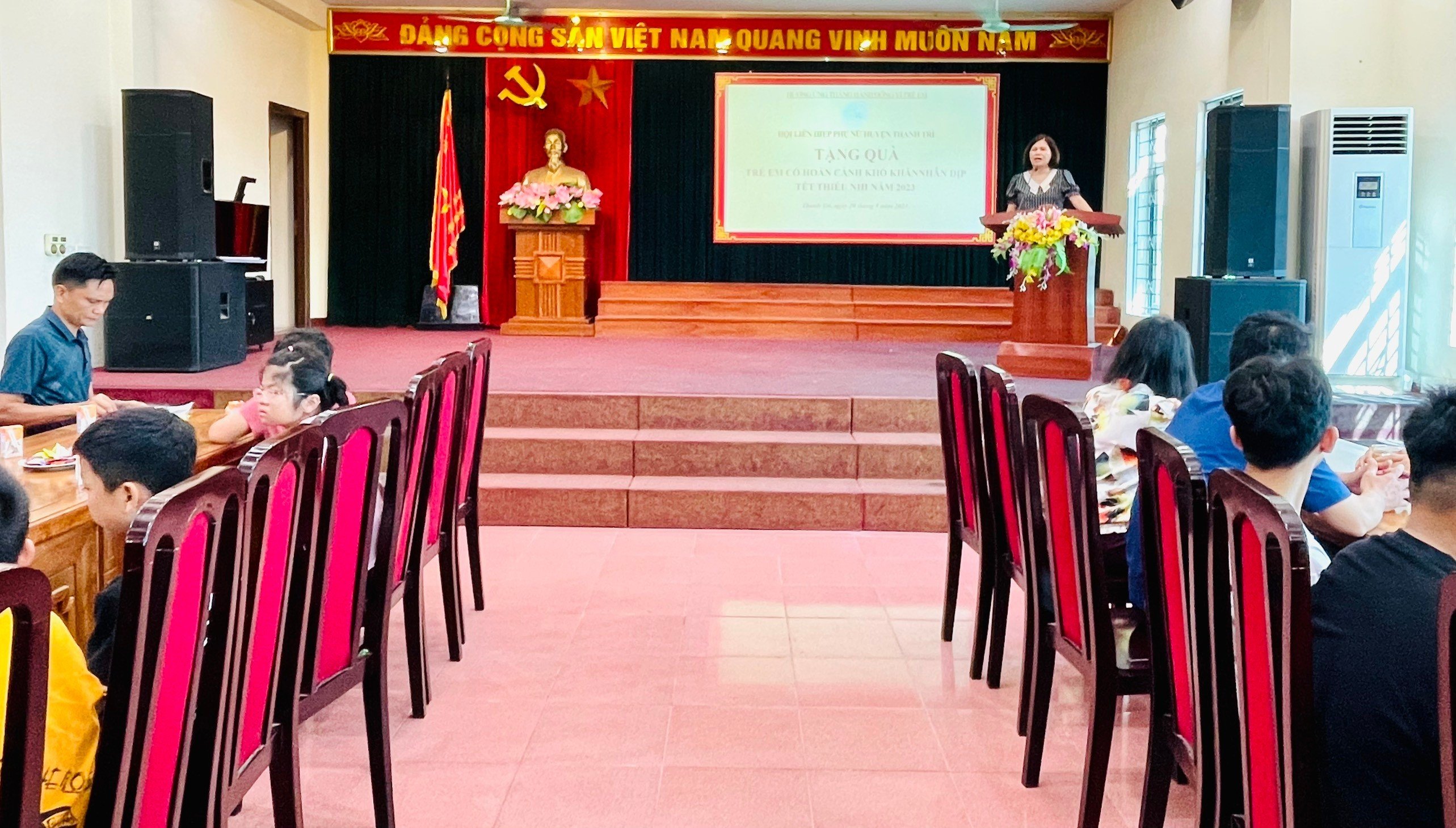 Tặng quà cho trẻ em mồ côi, trẻ có hoàn cảnh khó khăn nhân dịp ngày 1/6 - ảnh 1