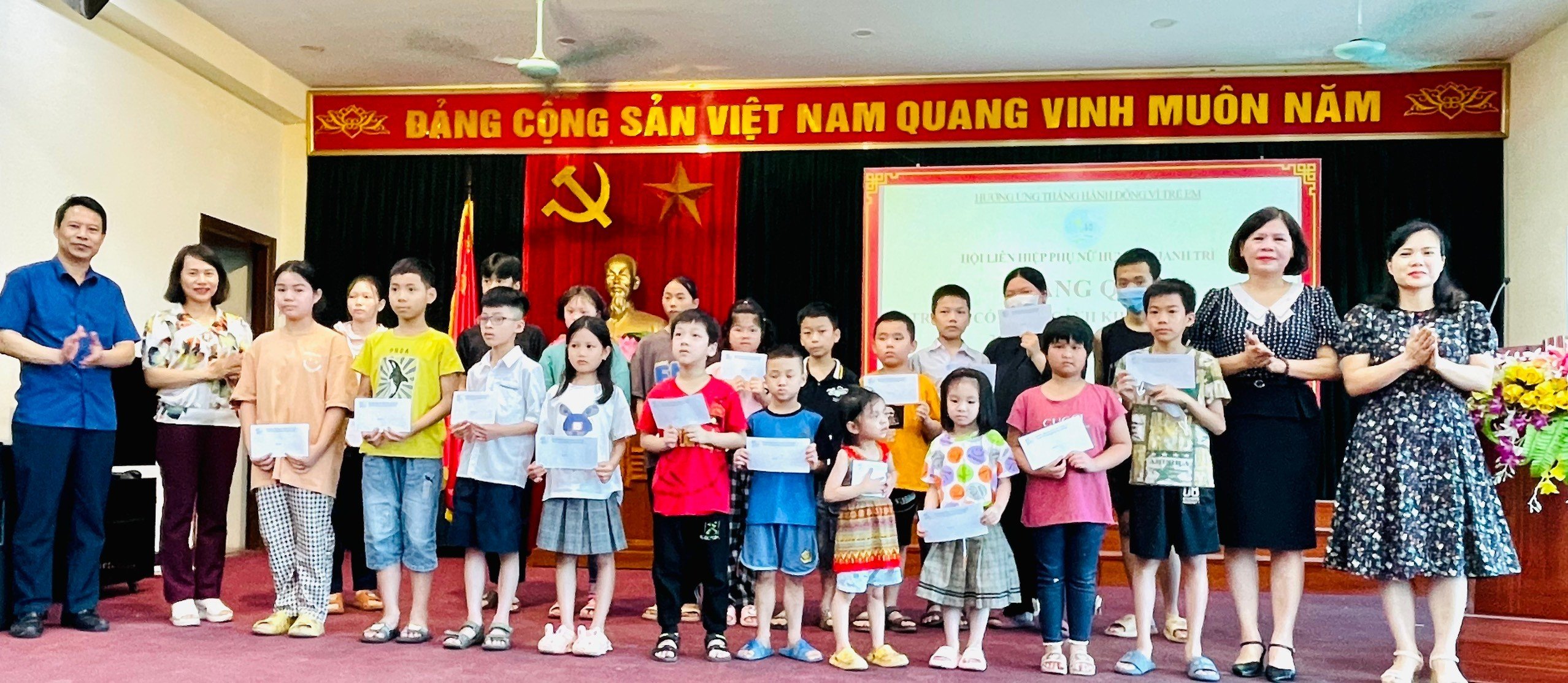Tặng quà cho trẻ em mồ côi, trẻ có hoàn cảnh khó khăn nhân dịp ngày 1/6 - ảnh 2
