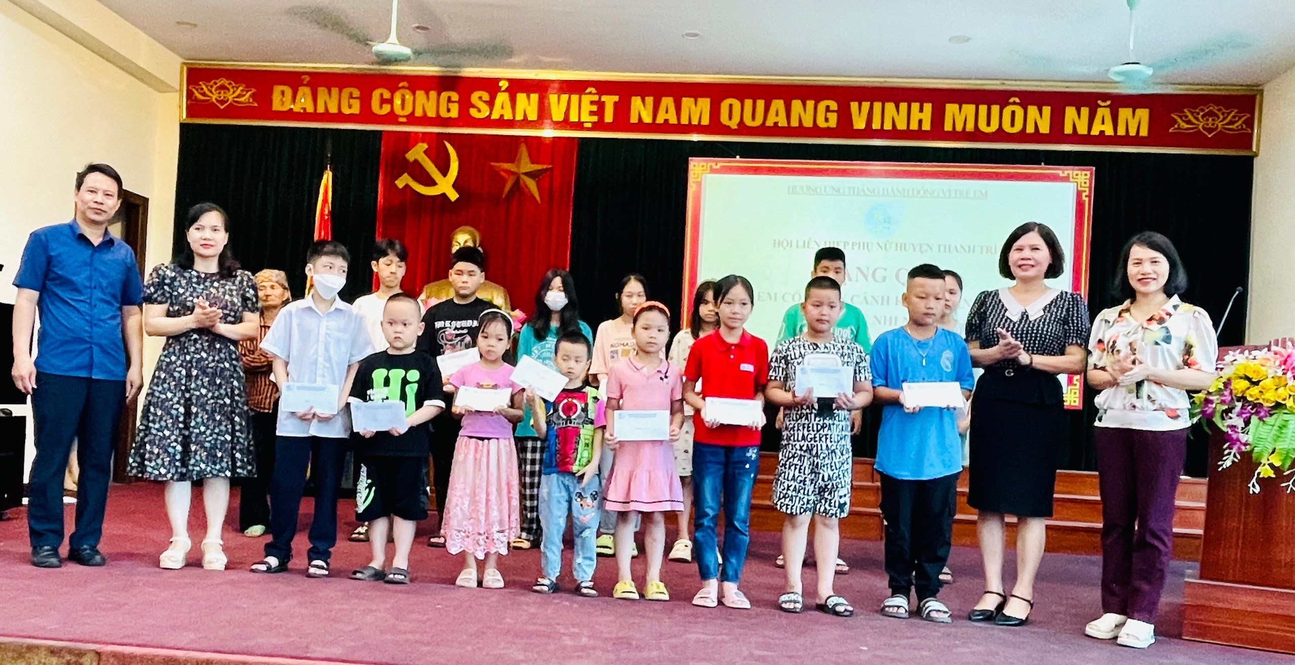 Tặng quà cho trẻ em mồ côi, trẻ có hoàn cảnh khó khăn nhân dịp ngày 1/6 - ảnh 3