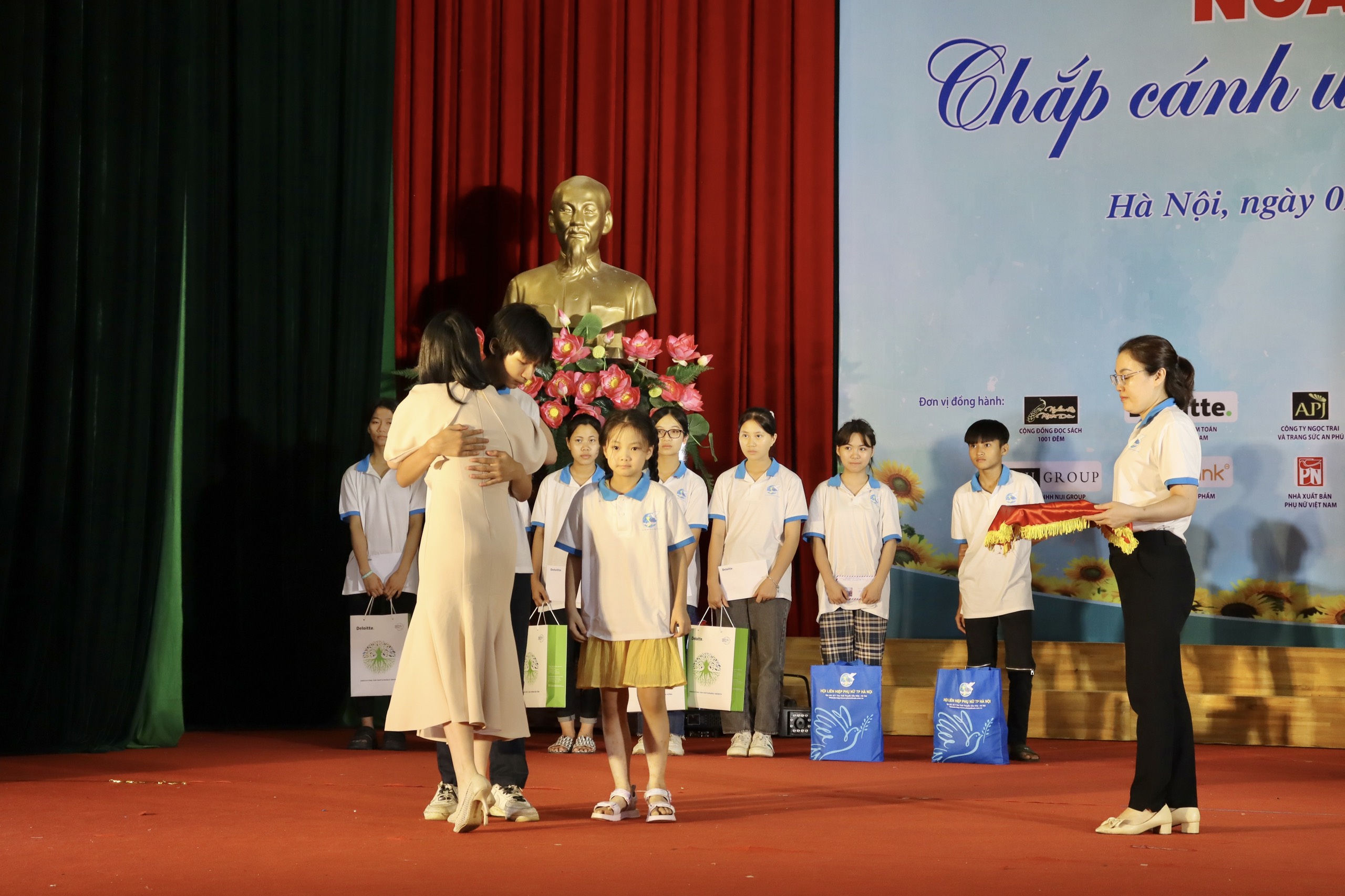 “Chắp cánh” những ước mơ cho con mồ côi - ảnh 8