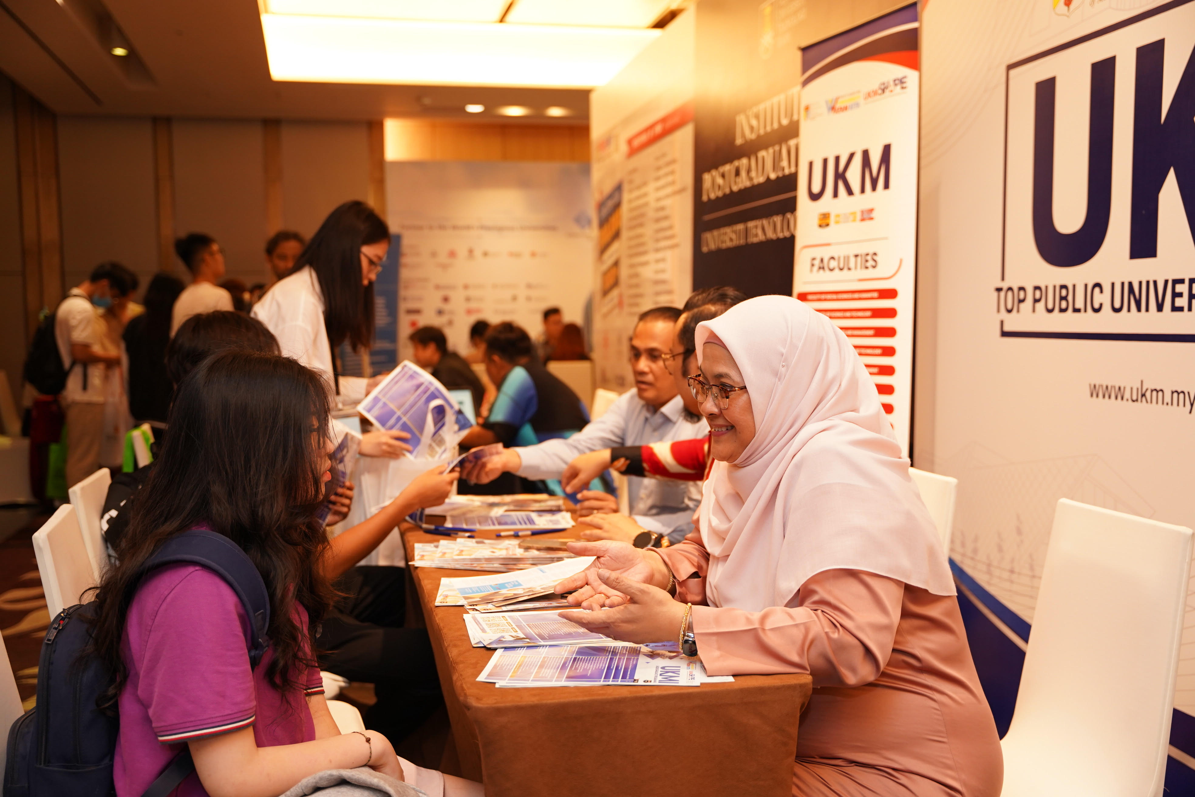 Sôi nổi ngày hội giáo dục nhân dịp kỷ niệm 50 năm quan hệ ngoại giao Việt Nam và Malaysia - ảnh 1