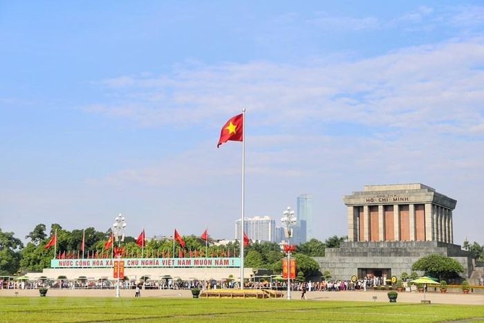 Người dân xếp hàng dài vào Lăng viếng Bác Hồ ngày Quốc khánh 2/9 - ảnh 1