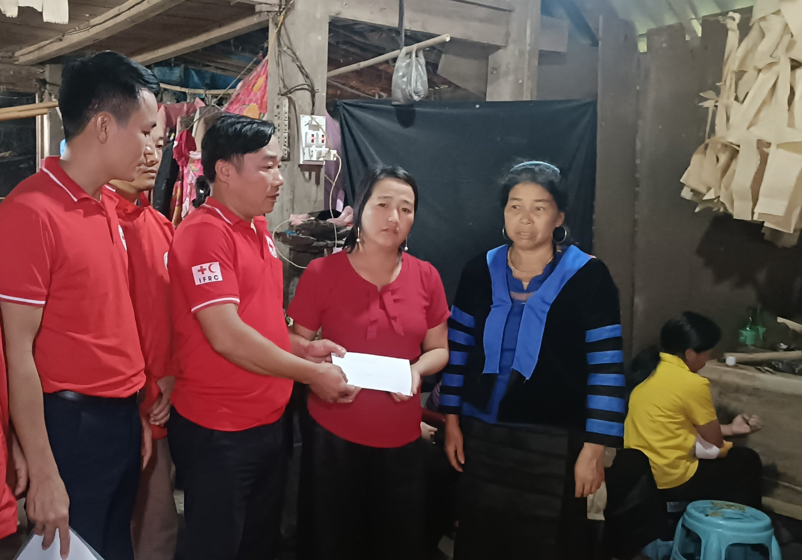 Trung ương Hội Chữ thập đỏ Việt Nam thăm hỏi, hỗ trợ nạn nhân hỏa hoạn và lũ lụt - ảnh 3