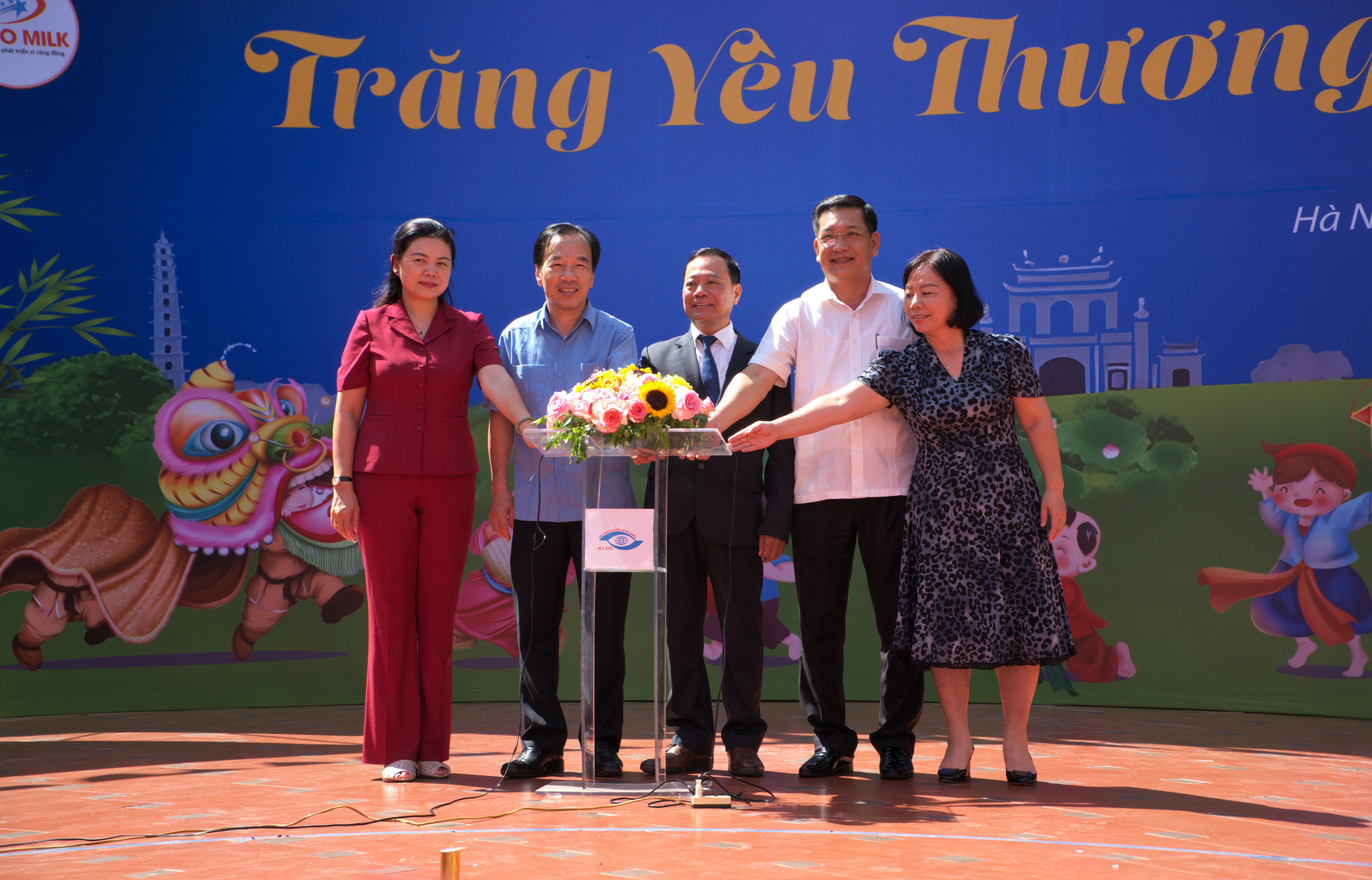 Hà Nội: Dành tặng “Trăng yêu thương” cho trẻ em có hoàn cảnh khó khăn - ảnh 18