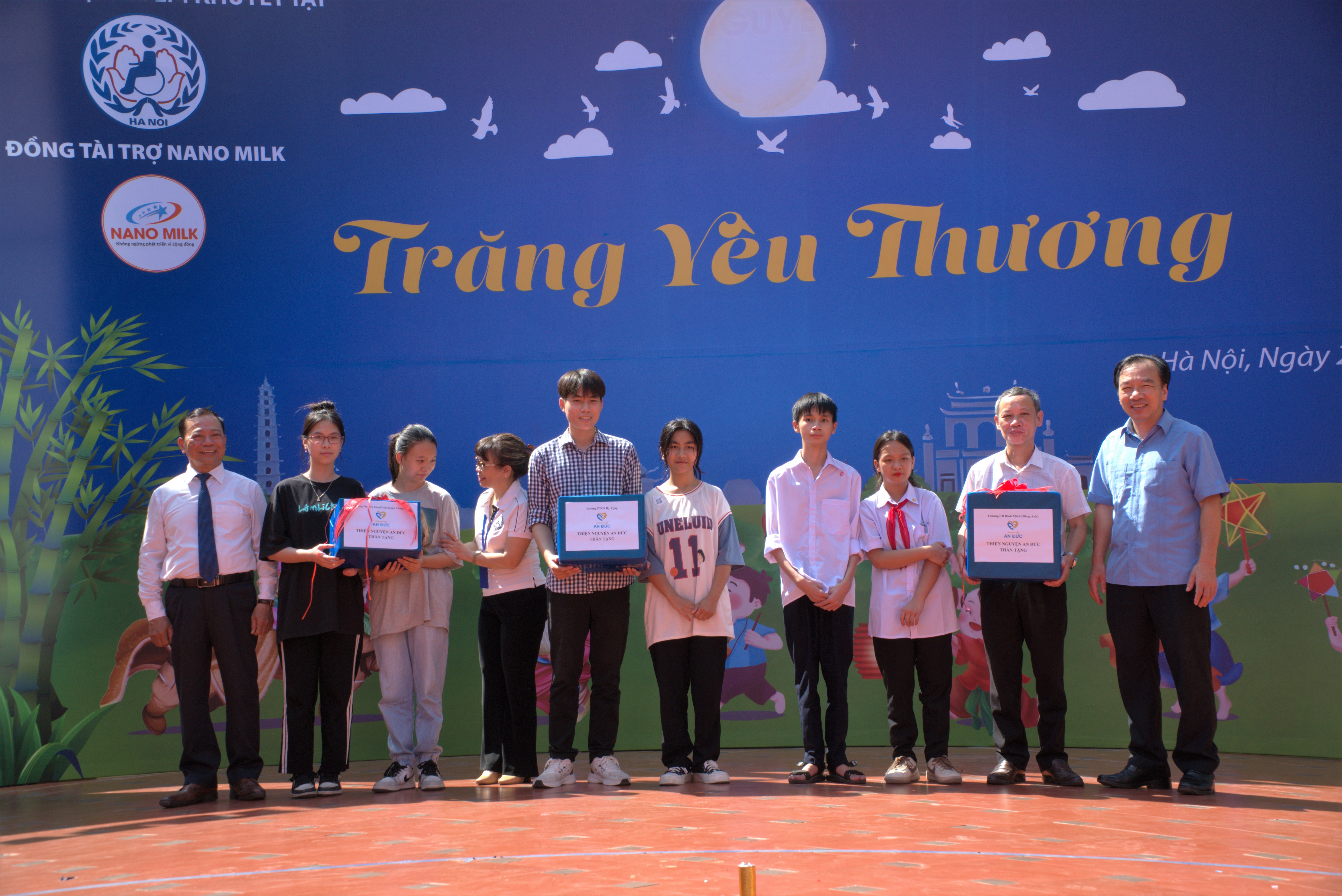 Hà Nội: Dành tặng “Trăng yêu thương” cho trẻ em có hoàn cảnh khó khăn - ảnh 21