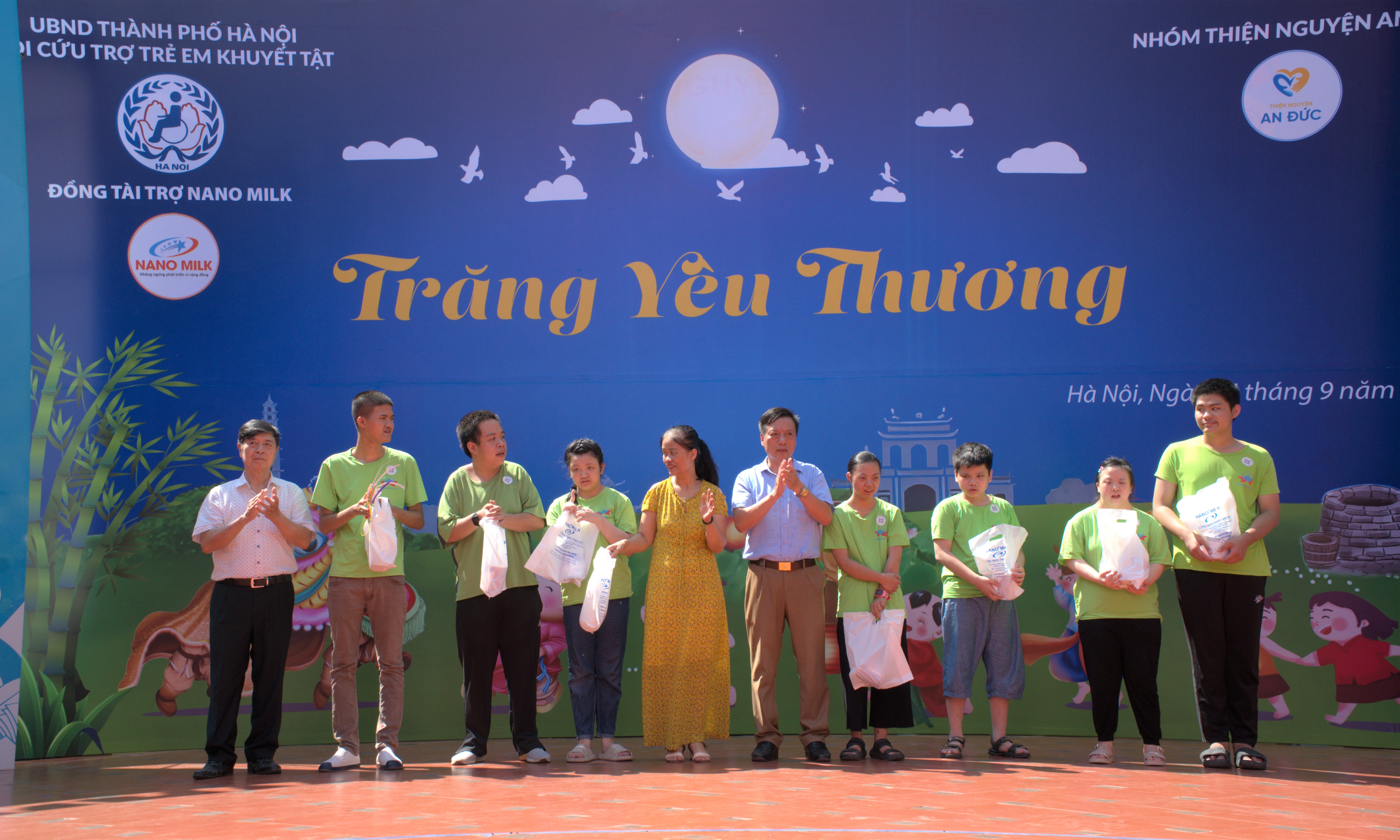 Hà Nội: Dành tặng “Trăng yêu thương” cho trẻ em có hoàn cảnh khó khăn - ảnh 25