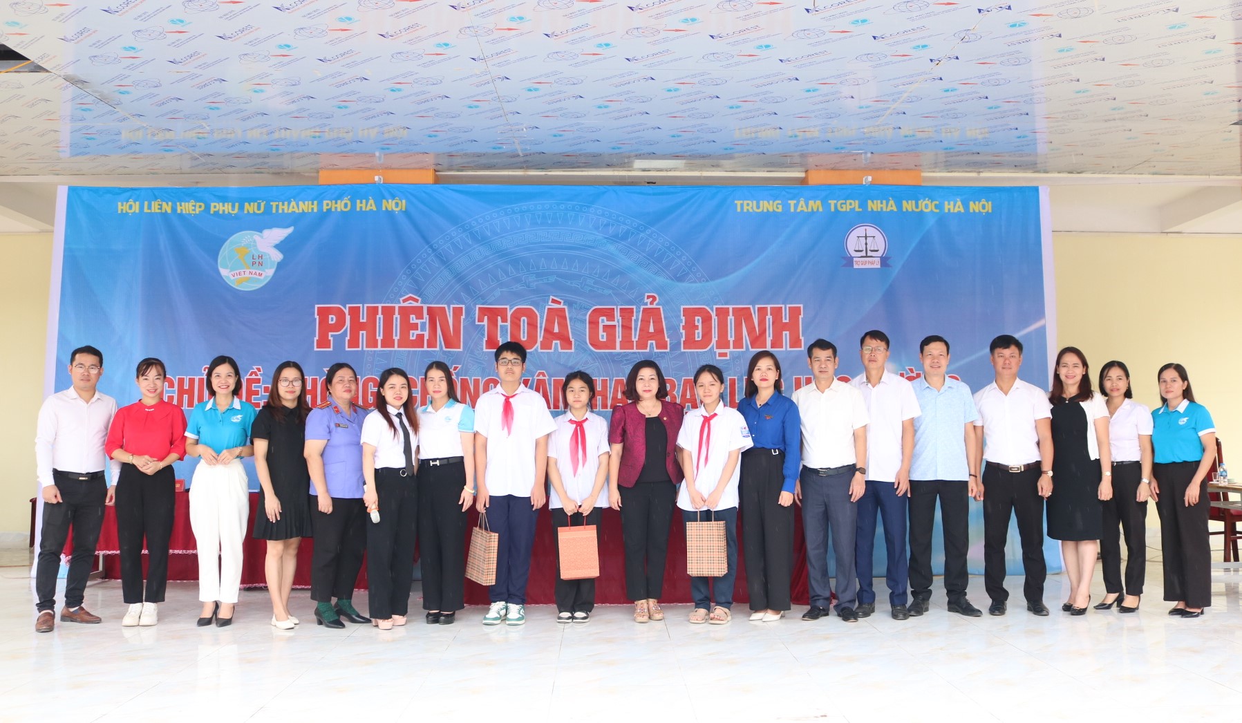500 học sinh được tuyên truyền pháp luật phòng chống xâm hại, bạo lực học đường thông qua phiên tòa giả định - ảnh 7