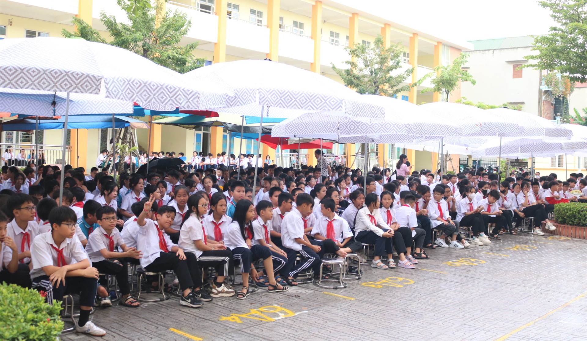 500 học sinh được tuyên truyền pháp luật phòng chống xâm hại, bạo lực học đường thông qua phiên tòa giả định - ảnh 2