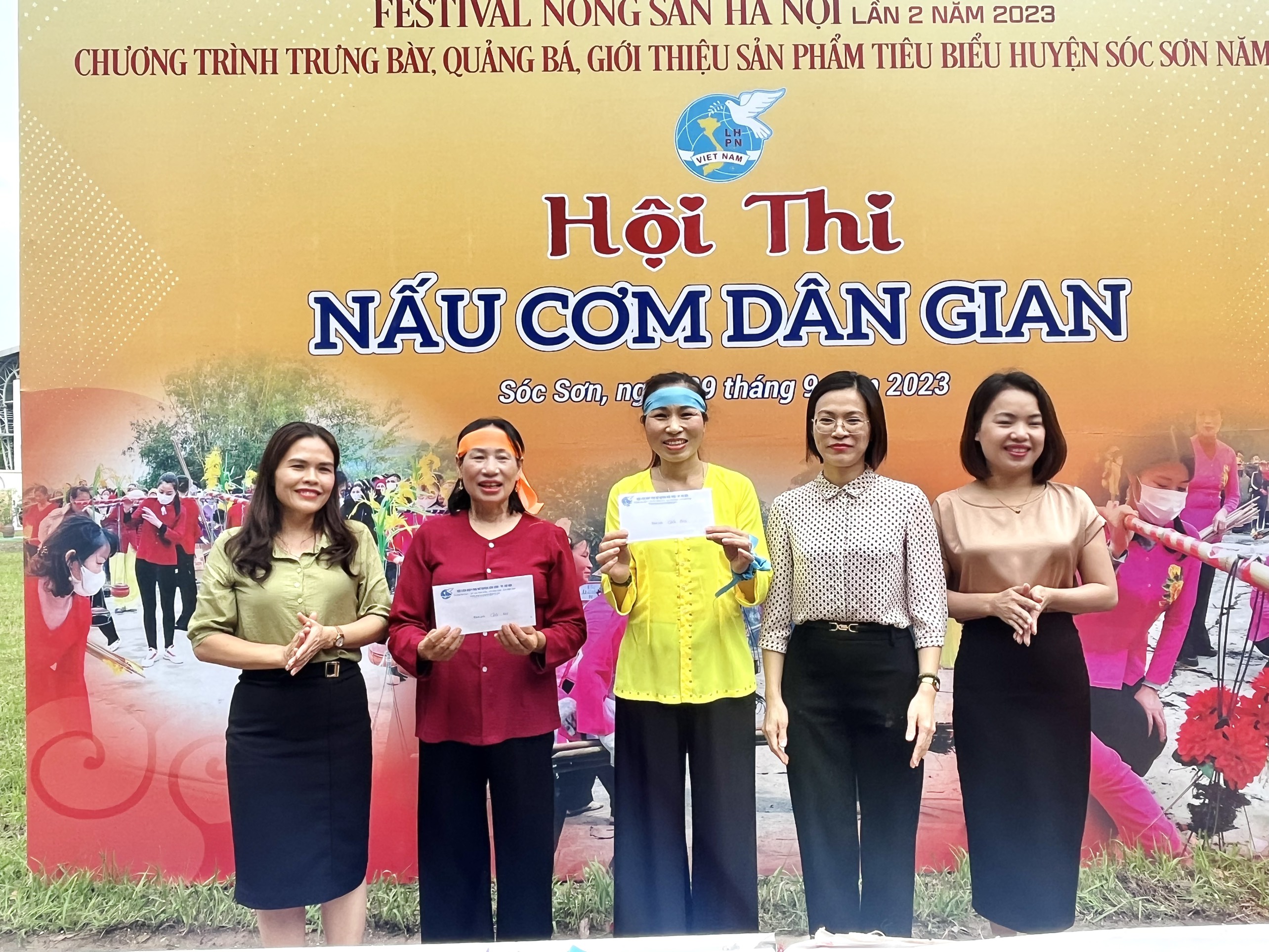 Sôi nổi Hội thi nấu cơm dân gian tại huyện Sóc Sơn, Hà Nội - ảnh 4