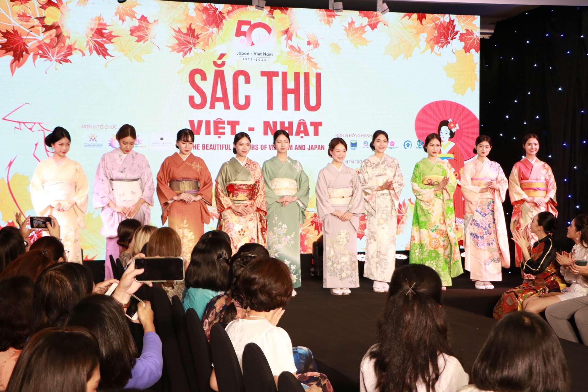 Duyên dáng áo dài Việt Nam và kimono Nhật Bản qua “Sắc thu Việt - Nhật“ - ảnh 3