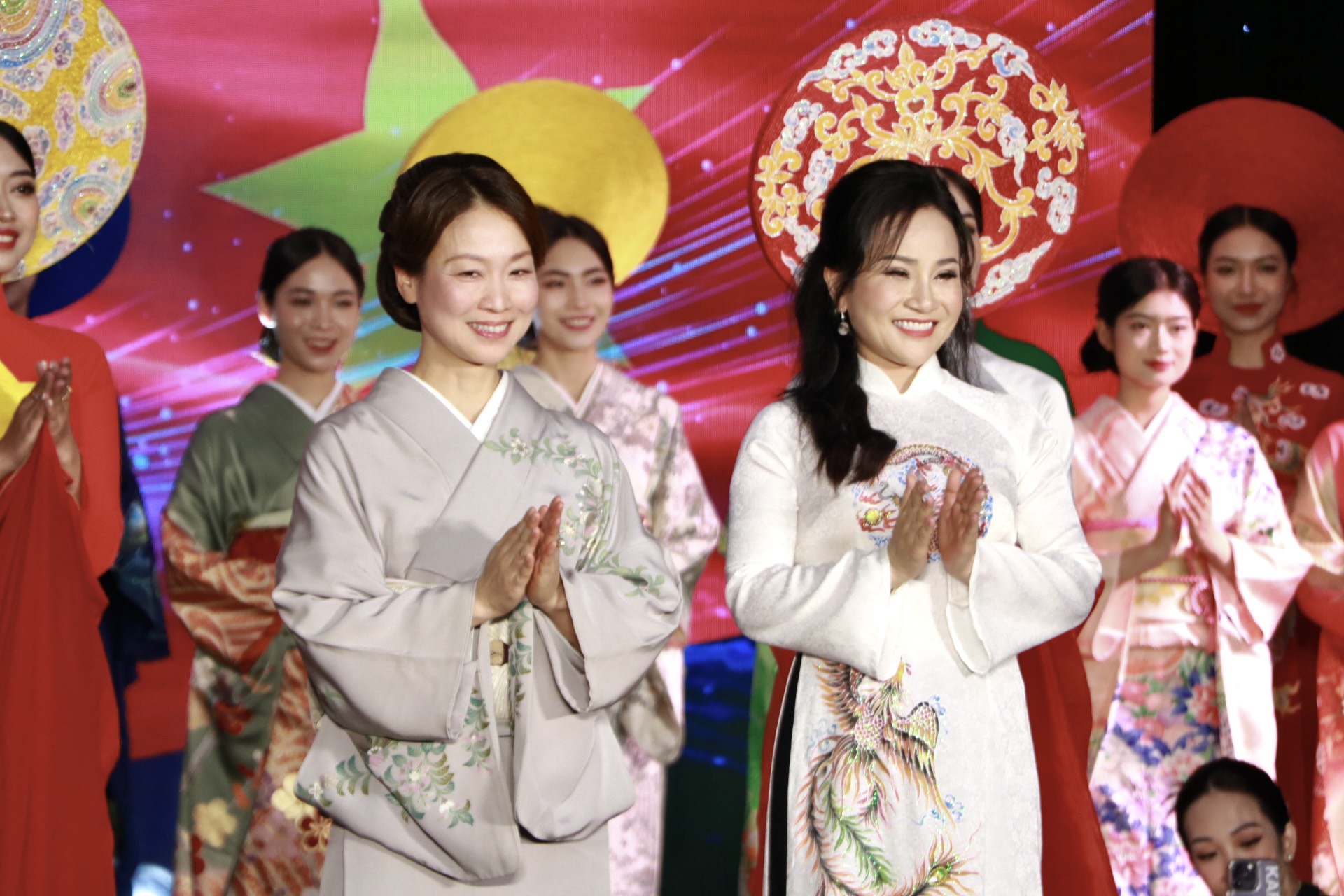 Duyên dáng áo dài Việt Nam và kimono Nhật Bản qua “Sắc thu Việt - Nhật“ - ảnh 6