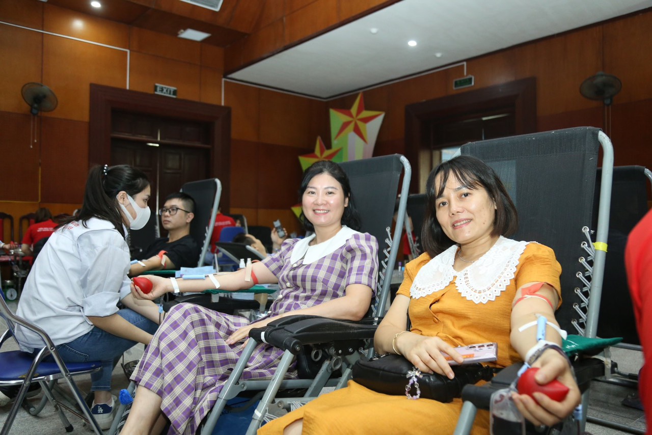 Hiến máu cứu người - một nghĩa cử cao đẹp - ảnh 12