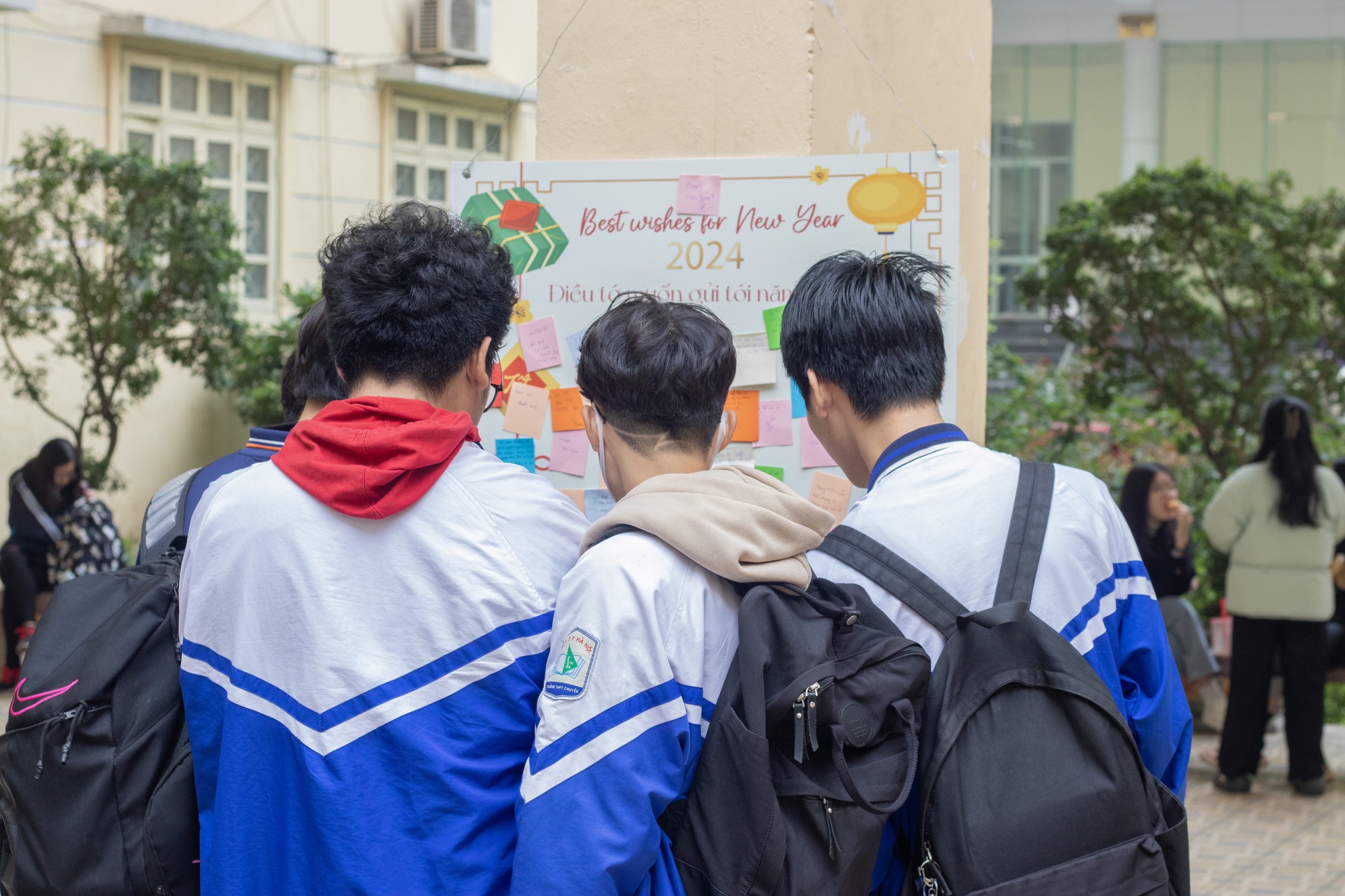 Không khí Tết rộn ràng trong sự kiện “Ngày hội Đổi sách” tại trường Chuyên Sư phạm - ảnh 3