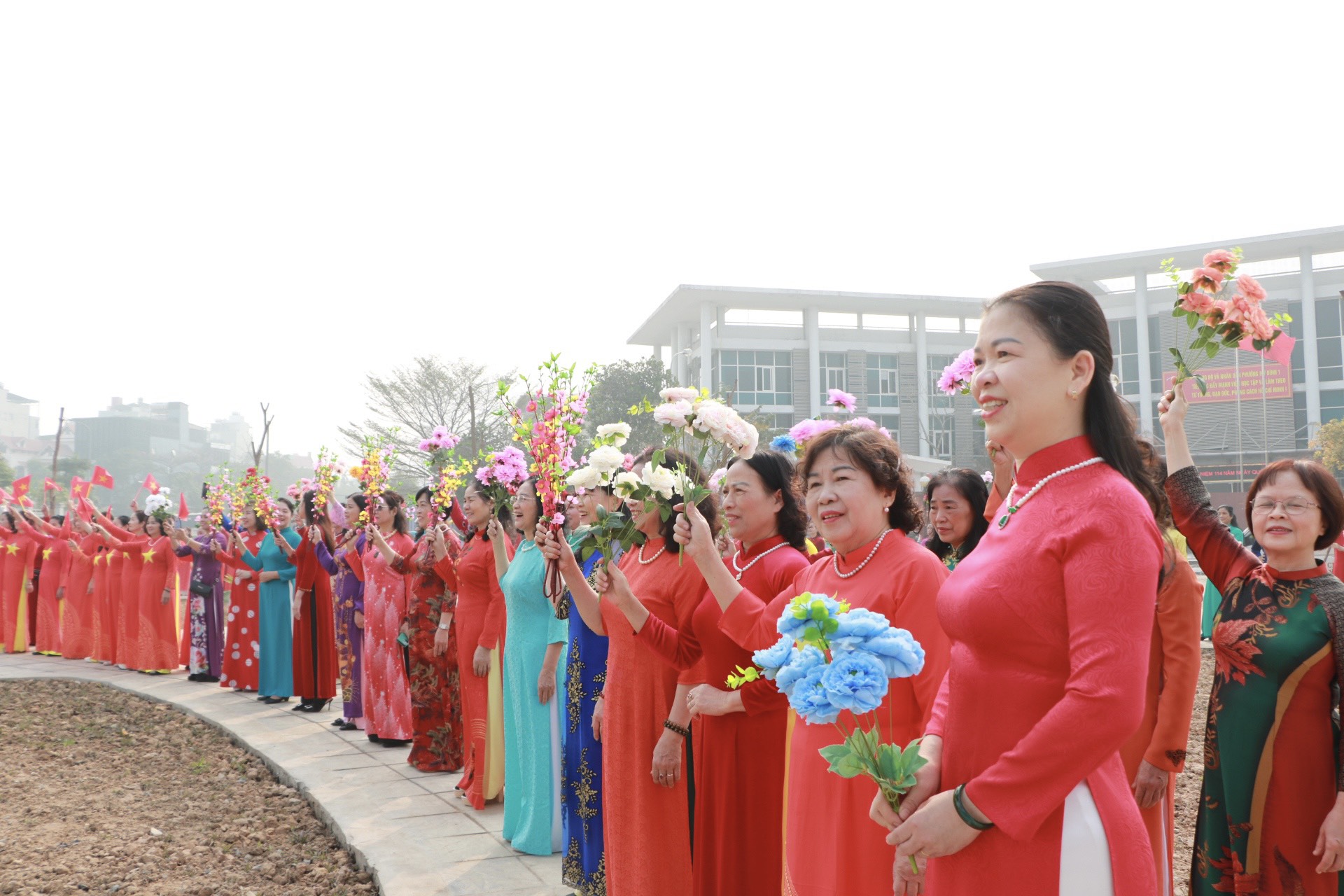 Ấn tượng với màn “Trình diễn áo dài” của phụ nữ phường Mỹ Đình 1 - ảnh 8