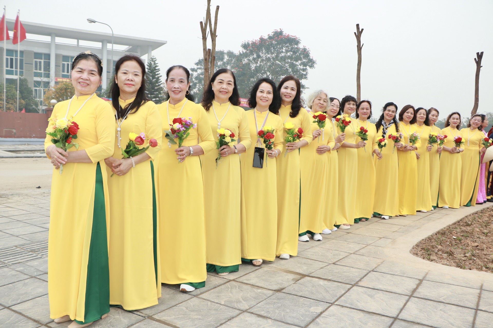 Ấn tượng với màn “Trình diễn áo dài” của phụ nữ phường Mỹ Đình 1 - ảnh 5