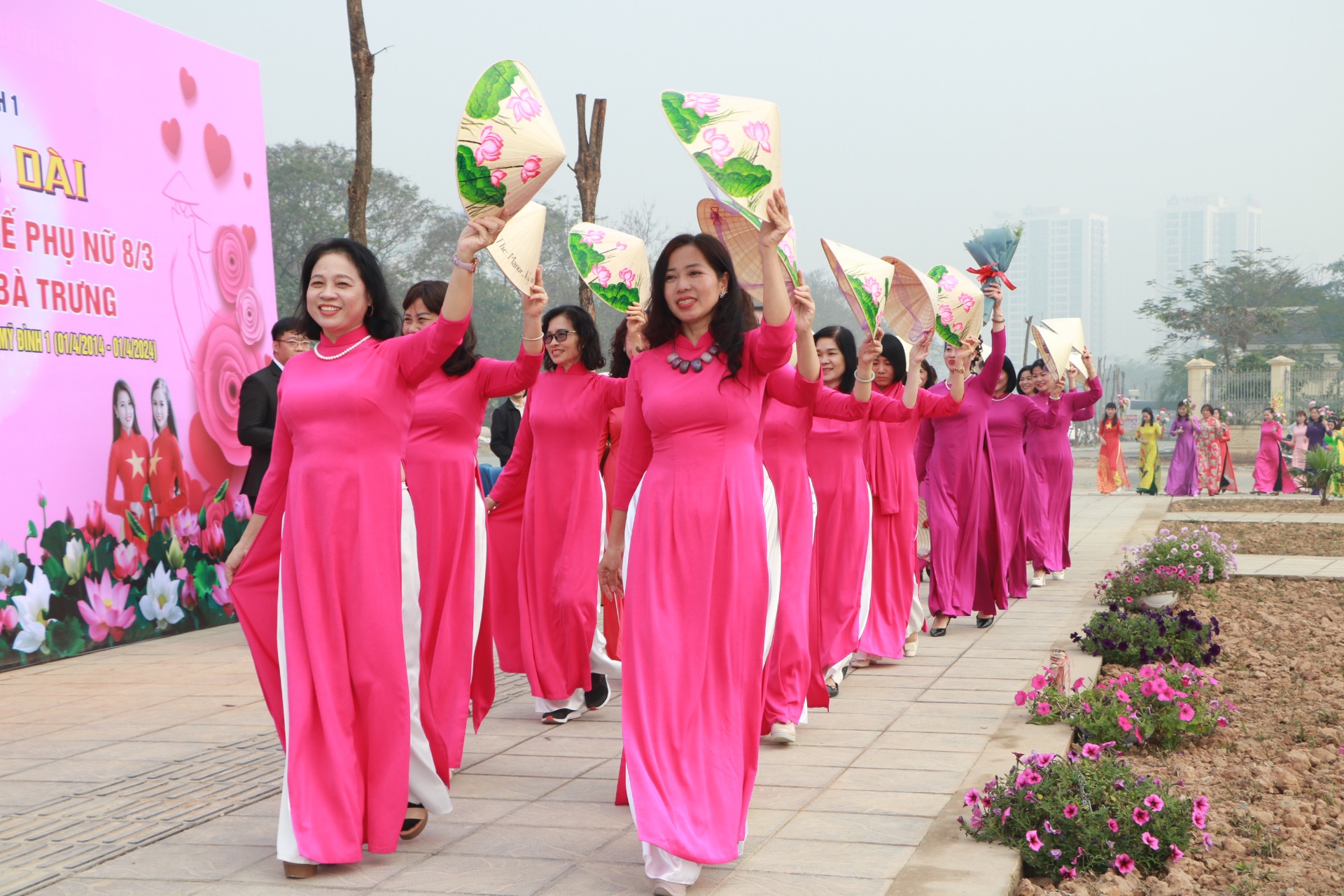 Ấn tượng với màn “Trình diễn áo dài” của phụ nữ phường Mỹ Đình 1 - ảnh 3