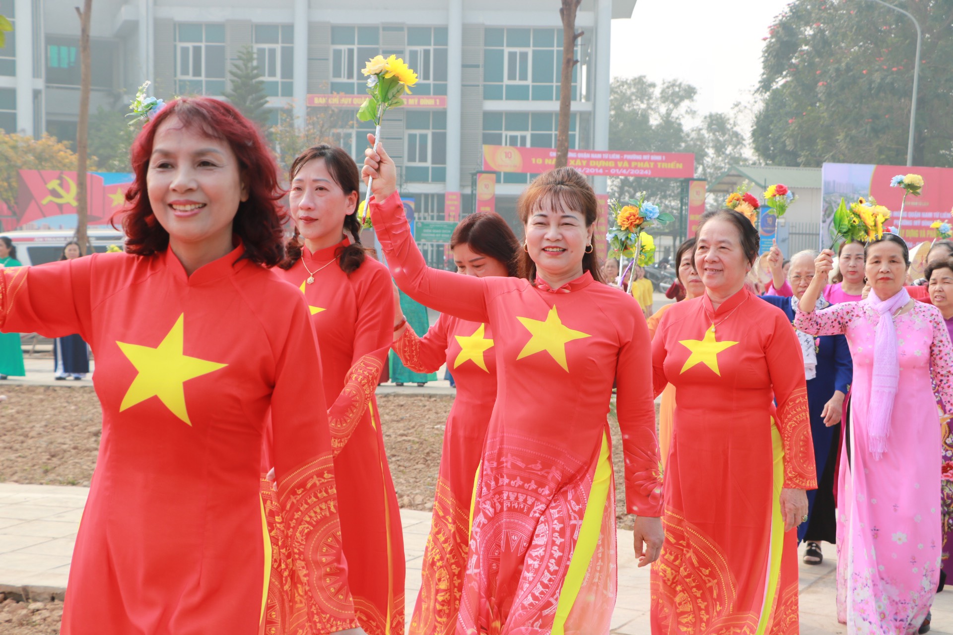 Ấn tượng với màn “Trình diễn áo dài” của phụ nữ phường Mỹ Đình 1 - ảnh 4