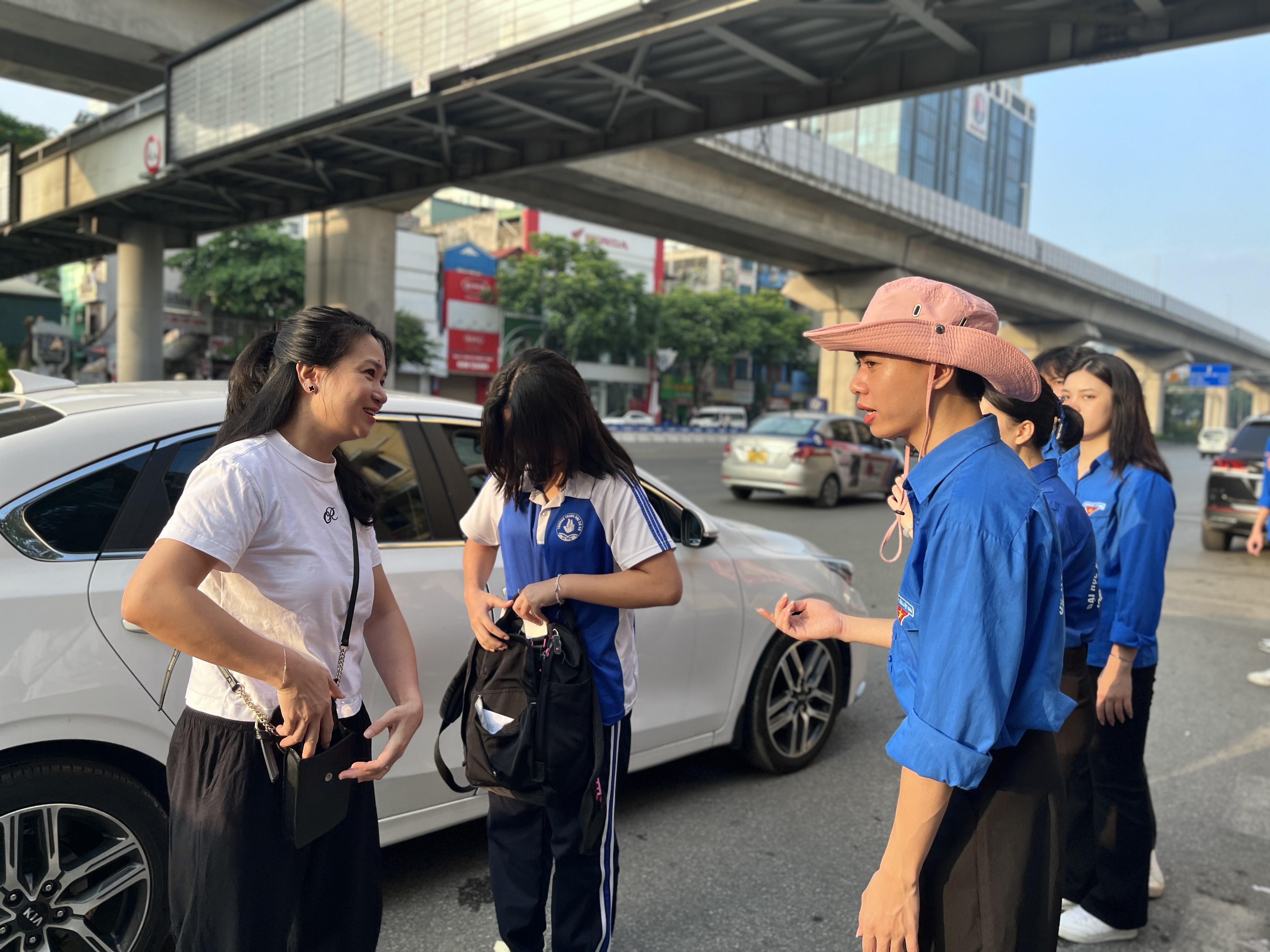 Thí sinh xúc động, cảm kích trước màu áo xanh tình nguyện tiếp sức mùa thi - ảnh 3